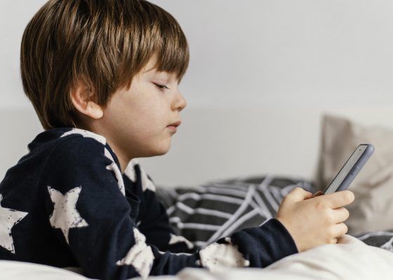 Instituto de Especialidades e Sono em Goiânia - Uso excessivo de celulares e tablets prejudica o sono das crianças