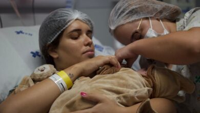 Fotos - Divulgação HCN - Mãe recebe bebê após parto natural, sem dor, no Hospital de Uruaçu. Técnica inovadora foi desenvolvida por anestesiologista da unidade de saúde