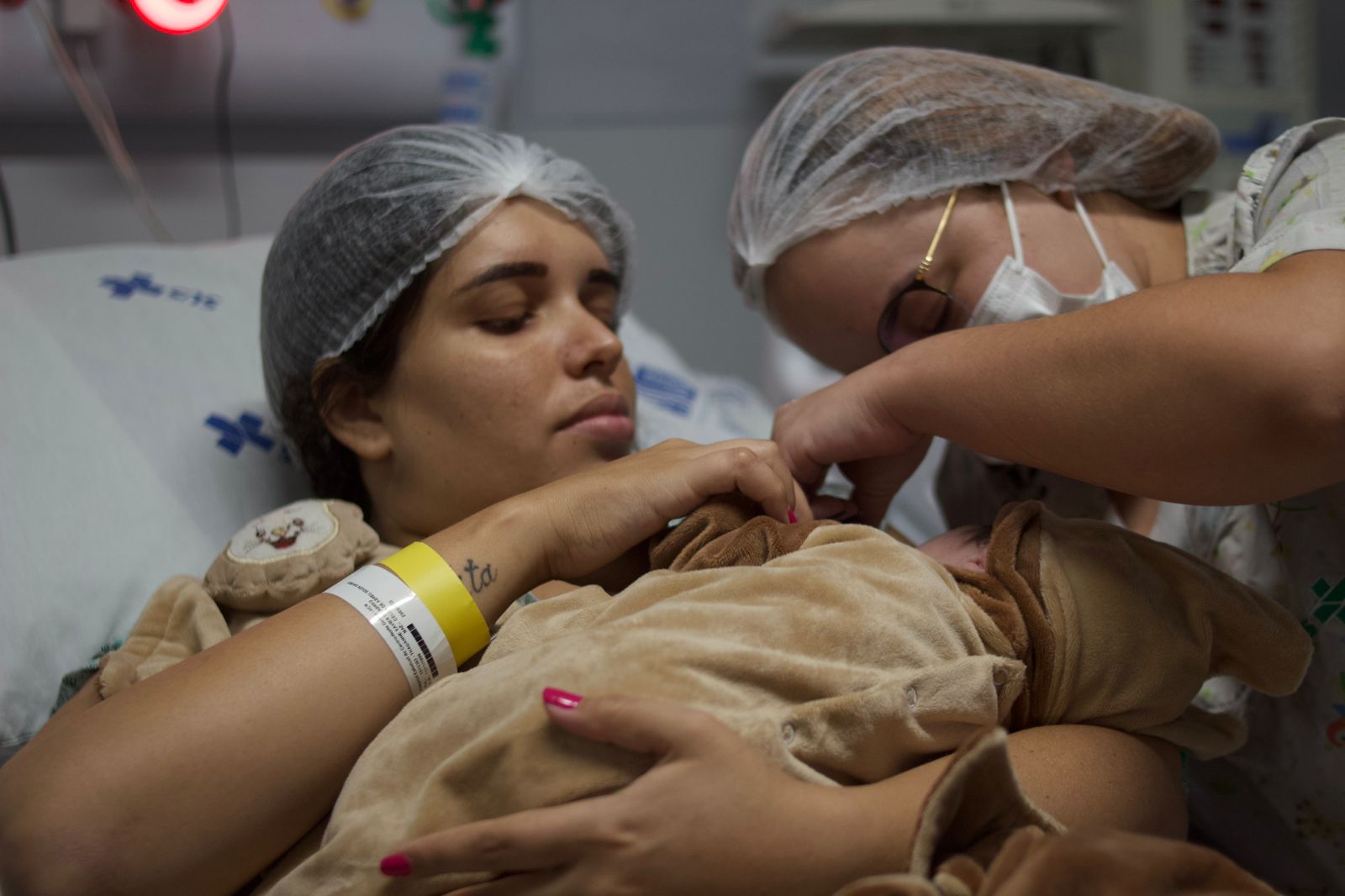 Fotos - Divulgação HCN - Mãe recebe bebê após parto natural, sem dor, no Hospital de Uruaçu. Técnica inovadora foi desenvolvida por anestesiologista da unidade de saúde