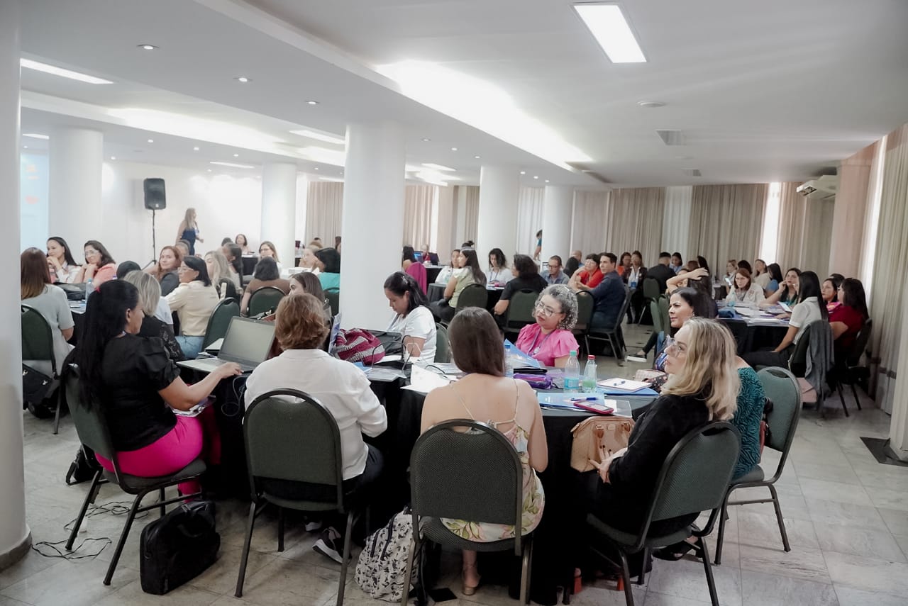 Fotos Iron Braz - Profissionais de saúde debatem estratégias para campanha de multivacinação durante oficina de formação de multiplicadores em Goiás.
