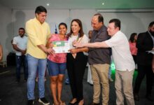 Gracinha Caiado inaugura reforma do Cotec de Jaraguá e entrega 411 cartões dos programas Bolsa Qualificação e Crédito Social 1