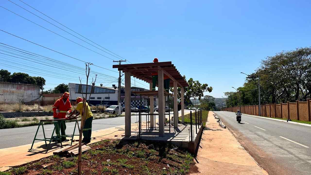 Prefeitura de Goiânia instala pergolados e renova paisagismo da Avenida Gameleira, no Jardim Brasil - Foto - Luciano Magalhães - Comurg