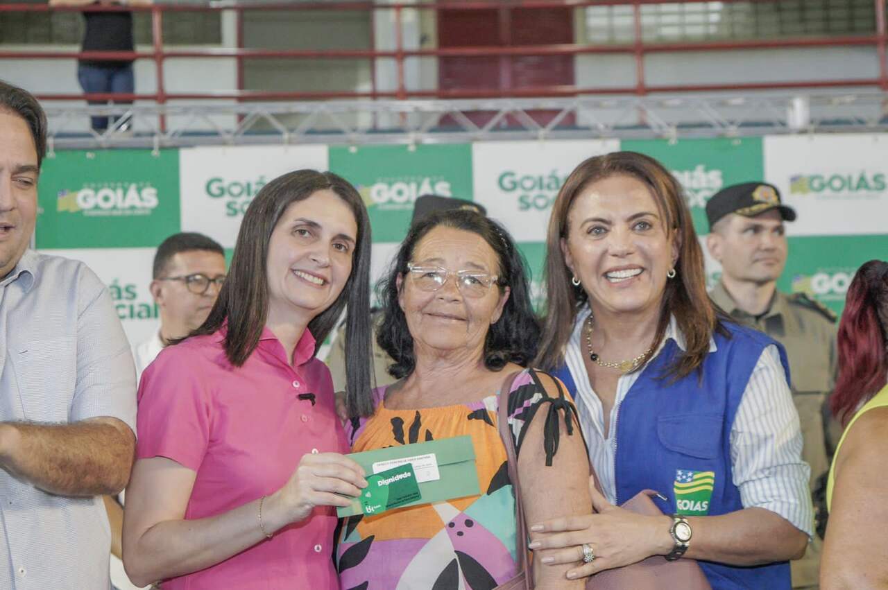 Fotos - Hegon Corrêa - Em Anápolis, Gracinha Caiado entrega benefícios sociais a famílias selecionadas pelo Governo de Goiás..