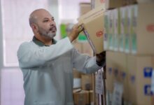 No Cemac JB, Roney Pereiro movimenta caixa com alguns dos novos medicamentos para pessoas com doenças raras