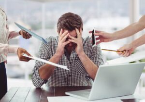 Fadiga extrema, insônia, irritabilidade e falta de motivação: sinais do Burnout, mais comum do que você imagina!