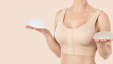O que é uma prótese de mama retromuscular e como ela difere de outros tipos de colocação de implantes?