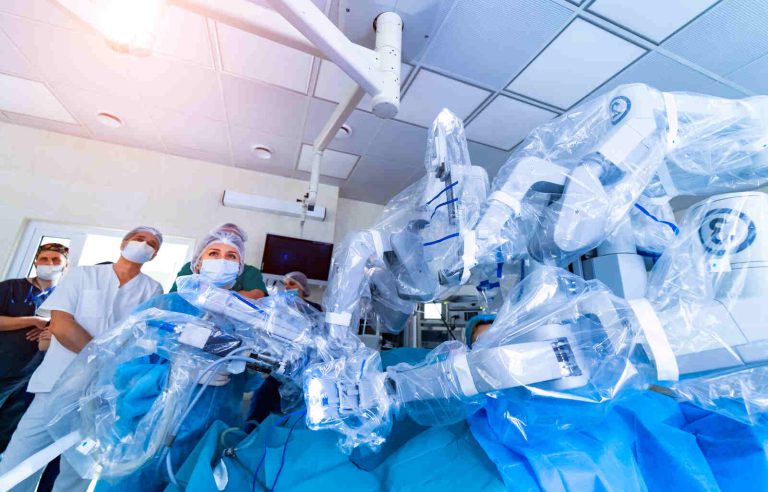 Cirurgia robótica é usada só para câncer de próstata? Urologista de Goiânia esclarece