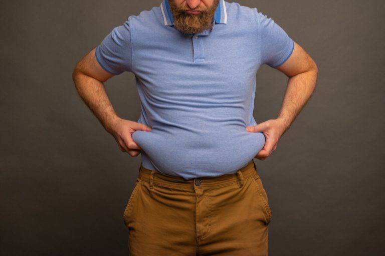 Barriga saliente pode ser sinal de baixa testosterona e disfunção erétil