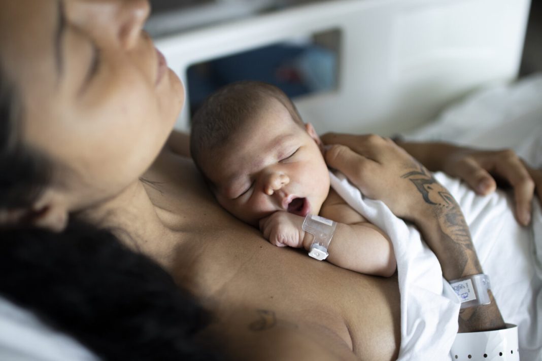 Benefícios da amamentação logo após o parto