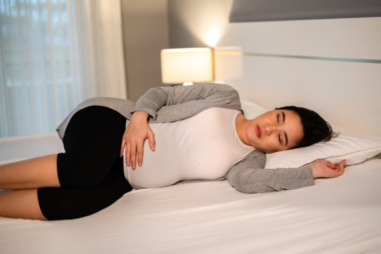 Qual o melhor lado para dormir na gravidez? Médicos indicam posição ideal para gestantes